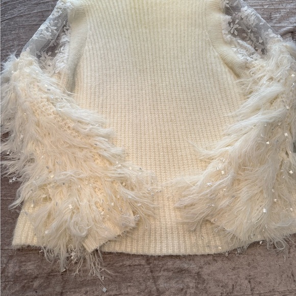 Chic Cream Sweater with Feathered Sleeves - Picture 4 of 6